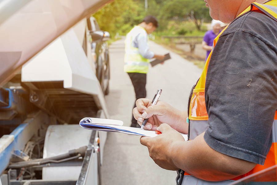 insurer taking notes of damages to the car