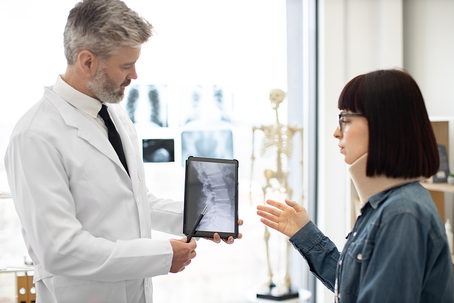 doctor discussing injuries to a patient after being injured in a car accident